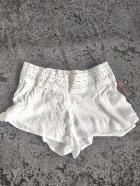No Boundaries White Crochet Trim Boardshorts - 7-9 (M)